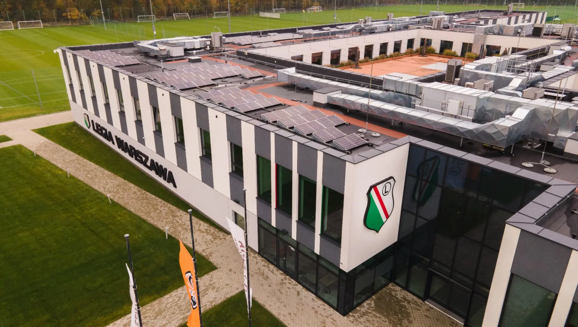 Instalacja fotowoltaiczna na dachu Legia Training Center w Książenicach