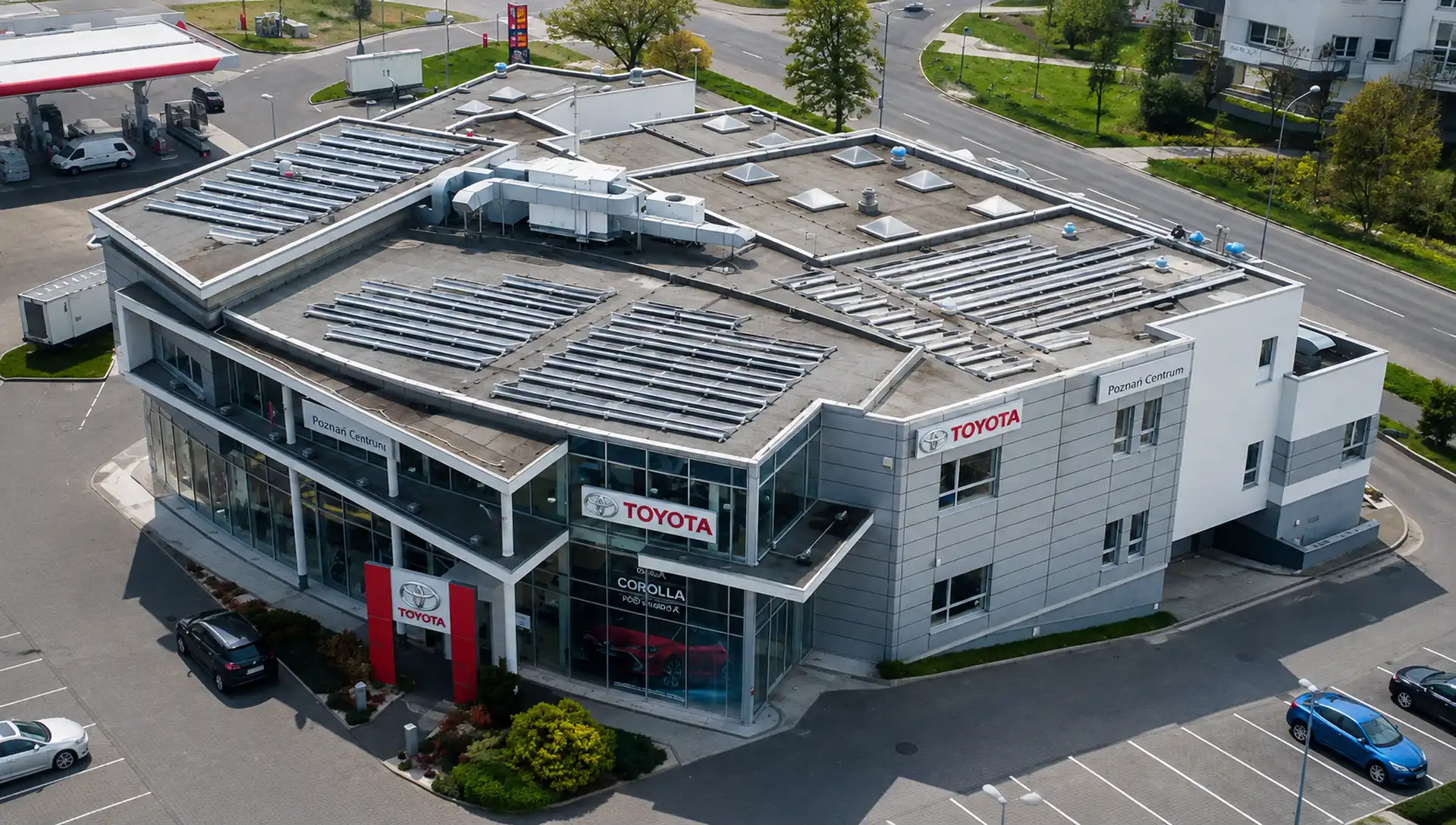 Instalacja fotowoltaiczna na dachu salonu Toyota w Poznaniu